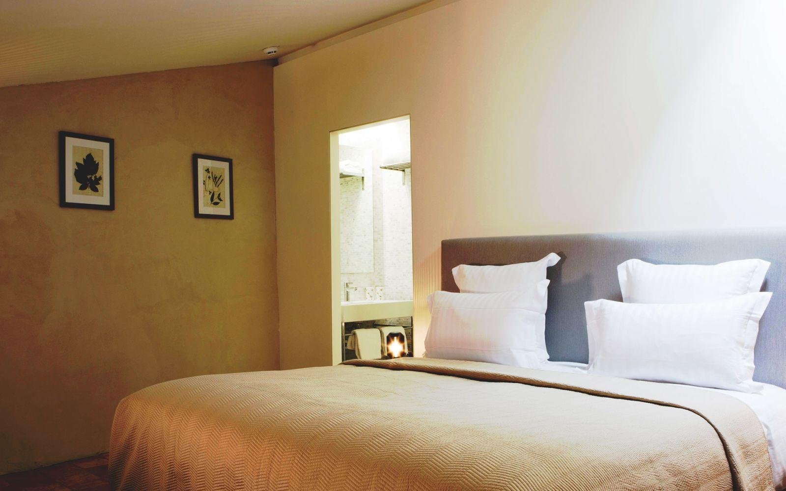 Hôtel de la Villeon | Comfort room | Bed